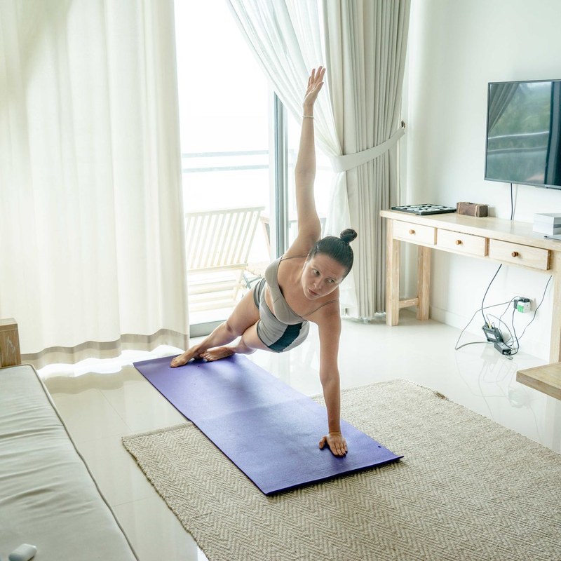 How to Stay Fit While Traveling: Hotel Room Workout Routine
