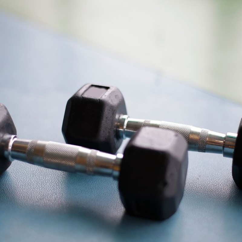What to Look for in a Comfortable Grip Dumbbell for Small Wrists