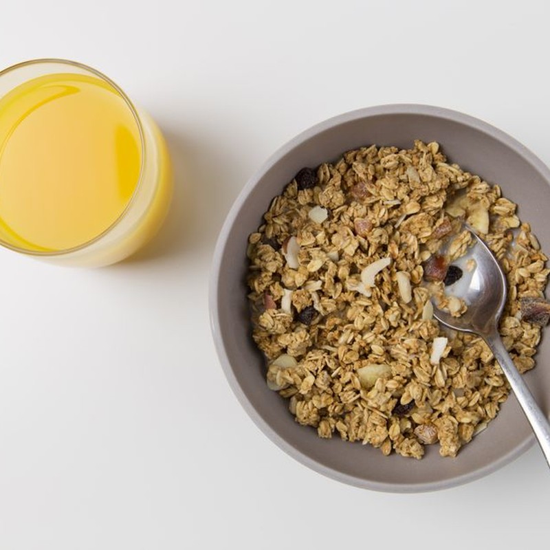 What to Eat: Fast-Digesting Carbs and Light Protein